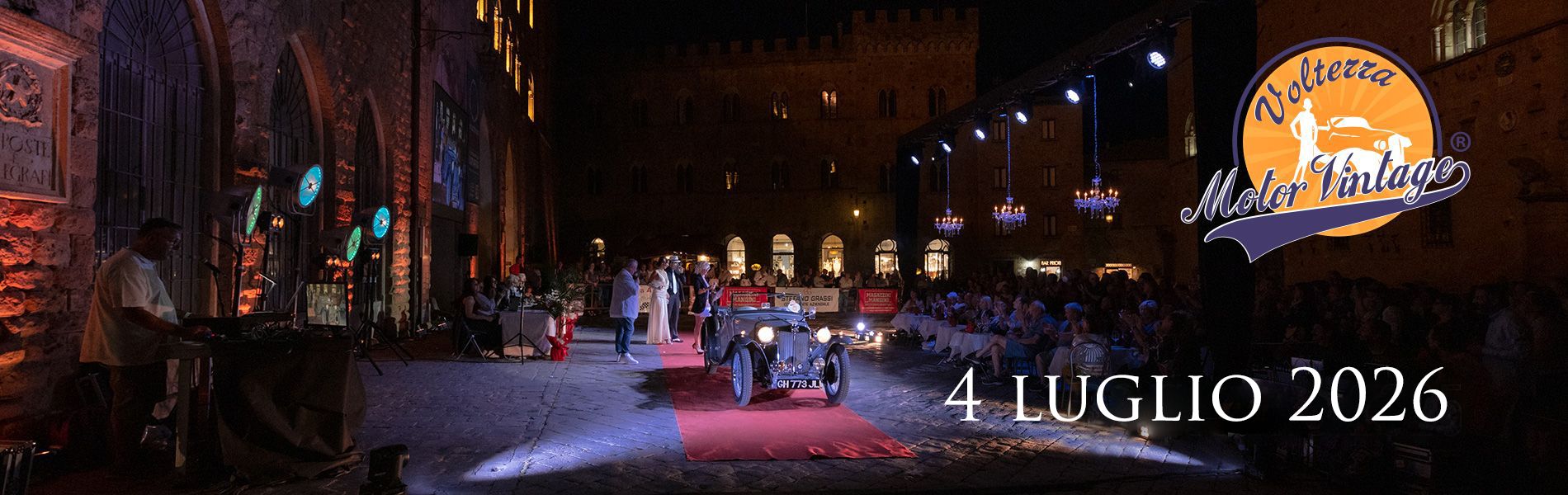 evento per auto d'epoca con conducenti in stile all'anno di produzione della macchina. passerella con giuria e premi